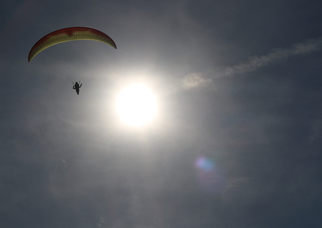 Soleil et parapente.jpg