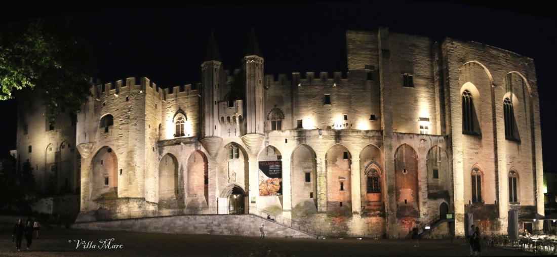 Palais entier de nuit.jpg