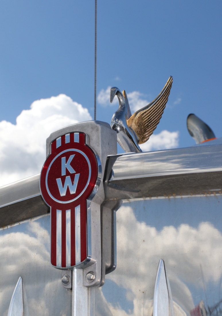 camion reflets nuages.jpg