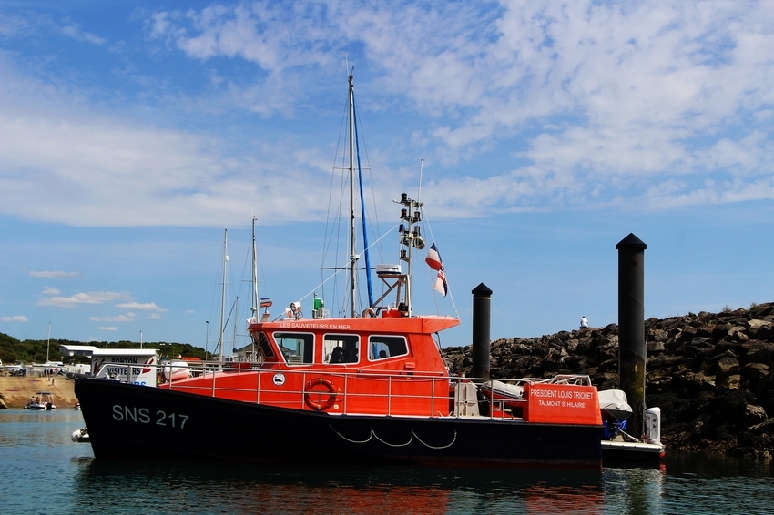 bateau_hdr_1.thumb.JPG.4c55a8b96260dc79865a43734bf1de8a.JPG.7569229dc22bf1352680b701b5b9ae99.JPG