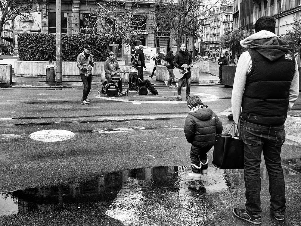 scène de rue humide