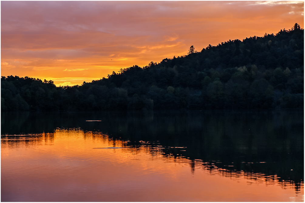 Lac-Aydat_lever-soleil_reflet_6D6032_2018-10-12_1200px.jpg