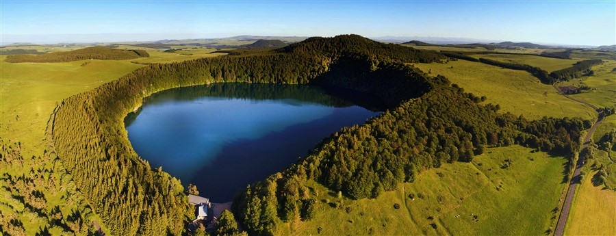 428764945_PanoramaLacPavin.jpg.6a4588bedd68fc90819c9adee2245e48.jpg