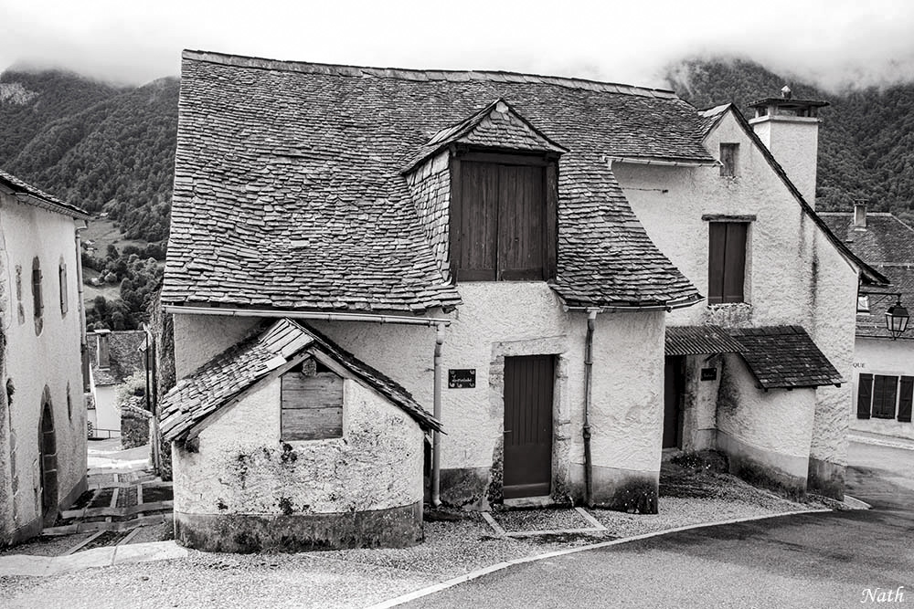 1846285105_MaisondevillageNB.jpg.a9cd029da92455b053260810bd75b3ab.jpg