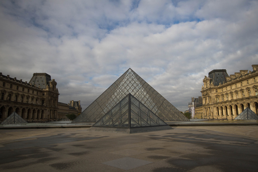 2016 paris en n&b Louvre désert couleurs modifié 2.jpg