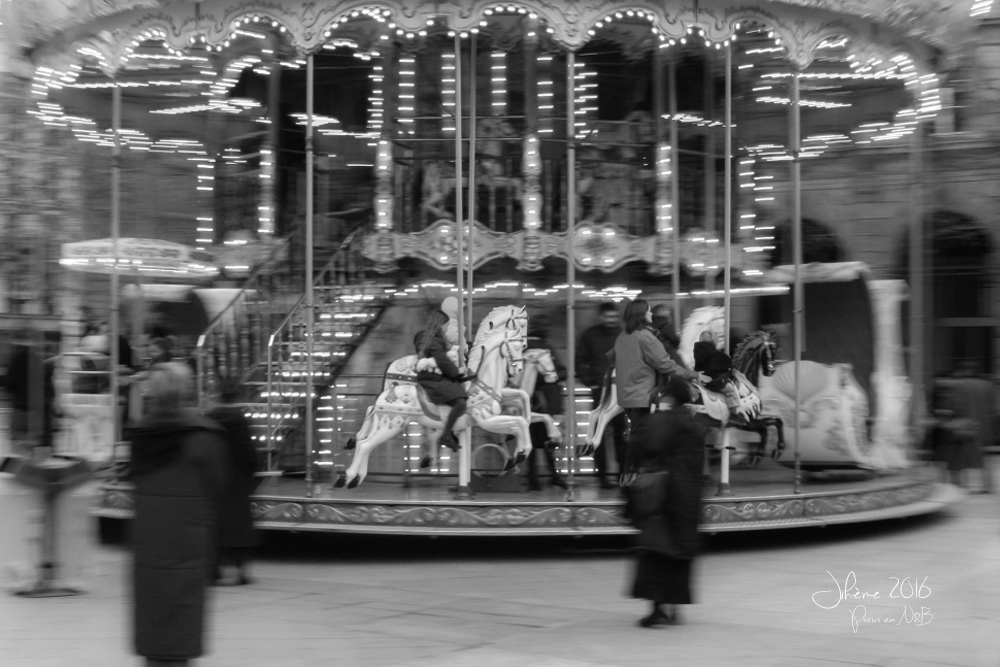 2016 paris en n&b caroussel de l'hotel de ville.jpg