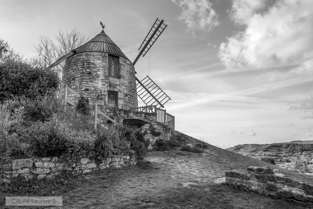 Moulin-de-Lautrec.jpg.c9262fab09fc4aa8b8e17a38e3c06aa7.jpg