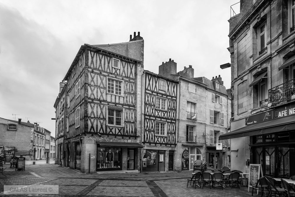 Maisons-Poitiers.jpg.61b27889d73673aacefbe027a03d15a3.jpg