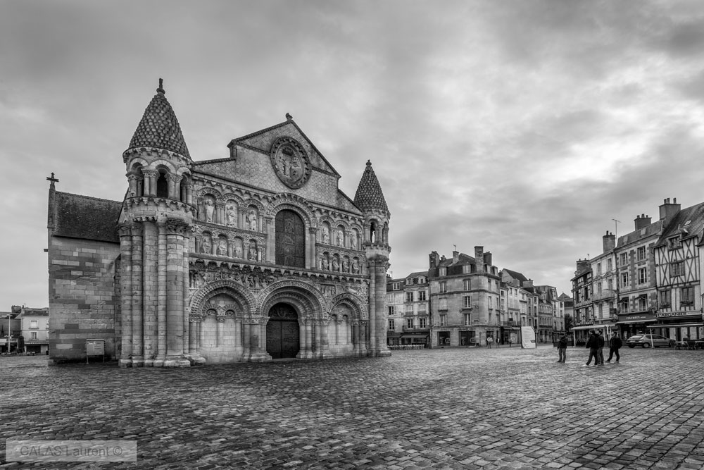 Notre-Dame-la-Grande.jpg.c0fe2cae7dbe1c86148213dca48958e5.jpg