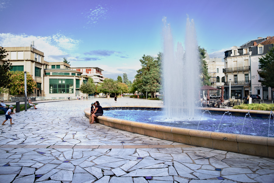 481570324_PlaceCharlesdeGaules2-Vichy-1.jpg.224c7f55d111a983af73575833cb0a1a.jpg