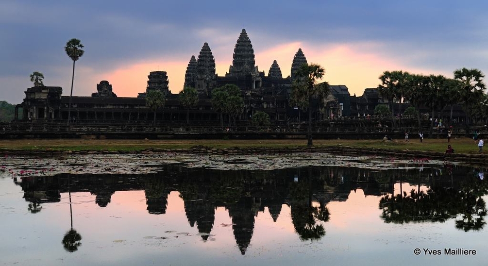 Lever de Soleil, Angkor Vat, Cambodge - Yves Mailliere.jpg