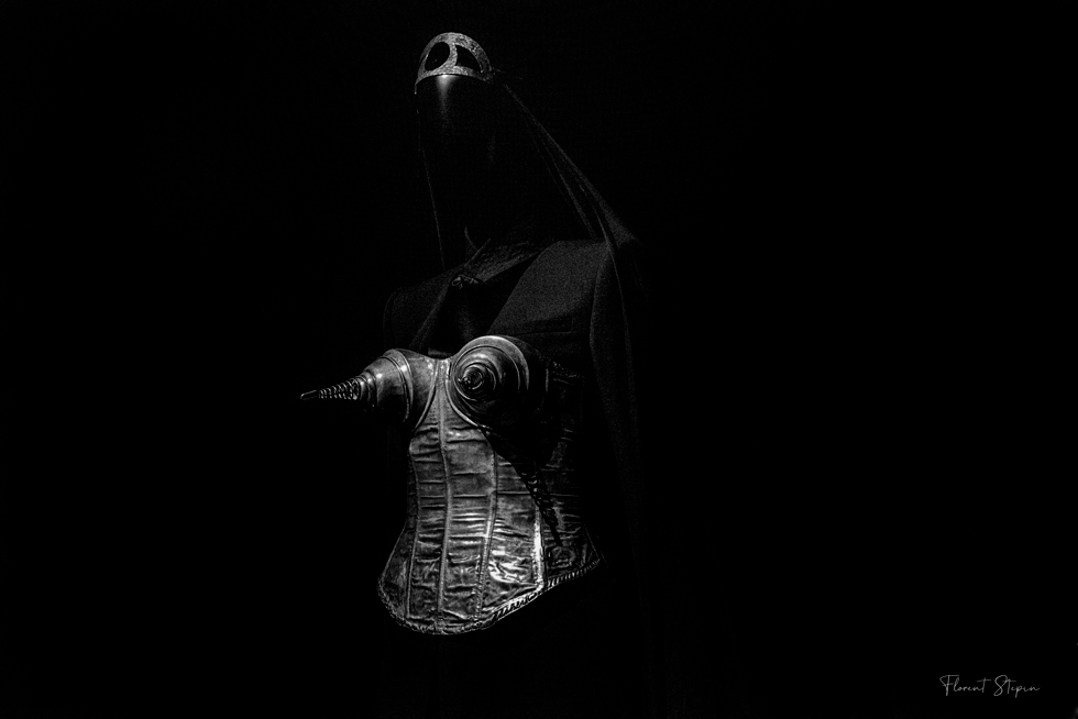 bustier-JP-Gaultier.jpg.8eb88c898bebb2e6b664c852c6456187.jpg