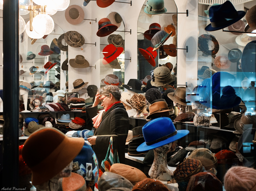 Vitrine_Chapeau_1A_FujiProvia400F_1280.jpg