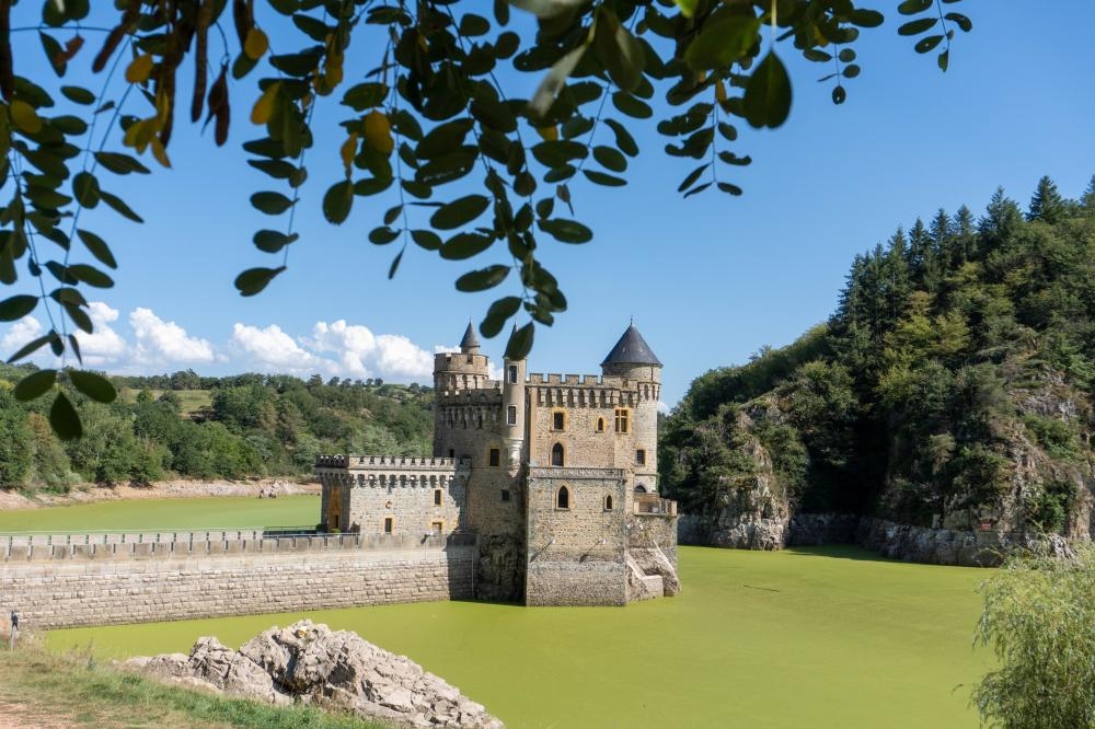 chateaulac.jpg.9a1cecbfe677a7022dcf2fb113b48ddf.jpg