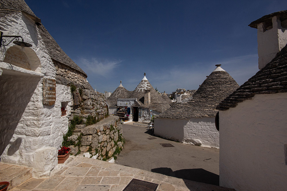 trulli4.jpg.a521a88ff151fd5bfe9c406b28d2ec9e.jpg