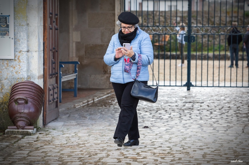 femme smartphone fp.jpg