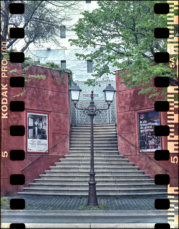 Aux marches du Musée.Sprocket Hole.jpg