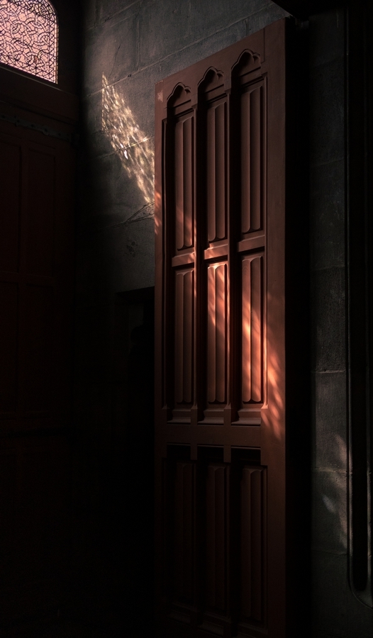porte dans cathédrale Clermont forum.jpg