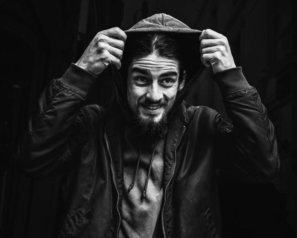 Homme-avec-capuche-NB-FP_L1002356.jpg