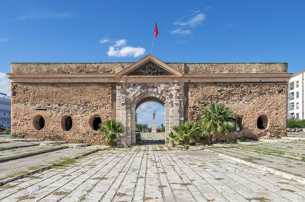 Ancienne_porte_de_l'arsenal_beylical_-_la_Goulette.jpg